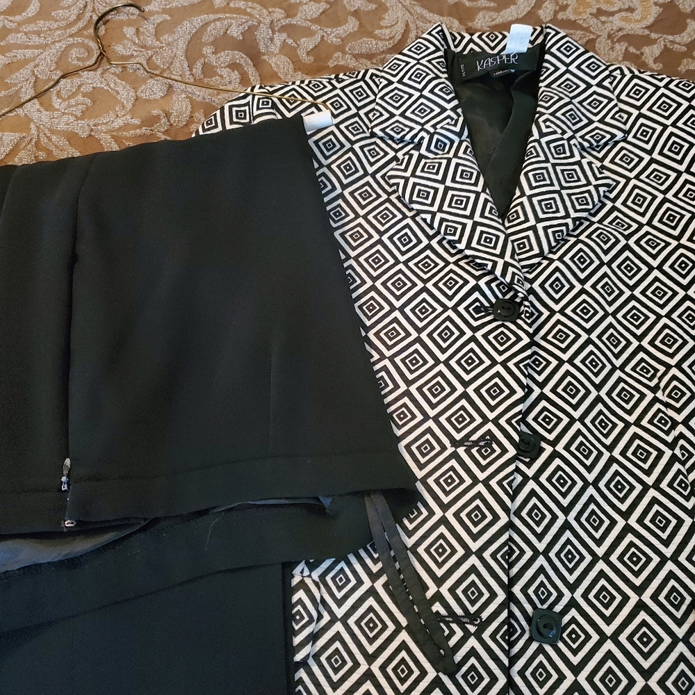 Pants suit